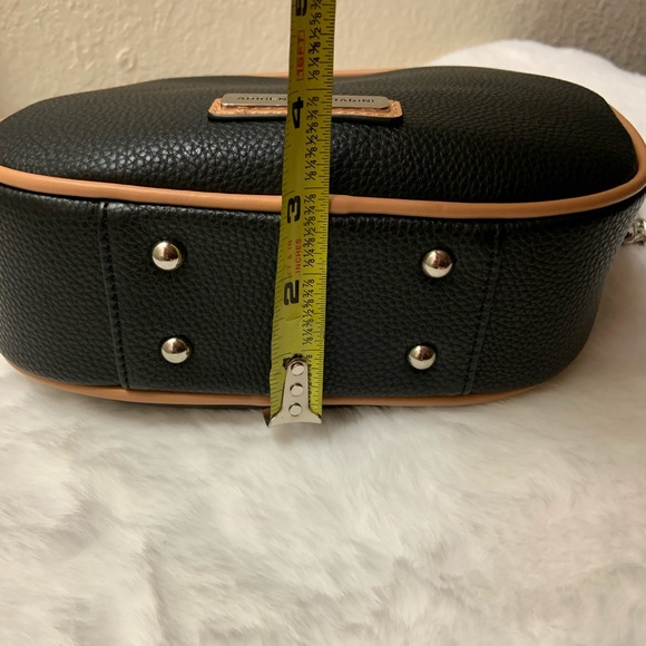 A Vittadini crossbody - Picture 6 of 9